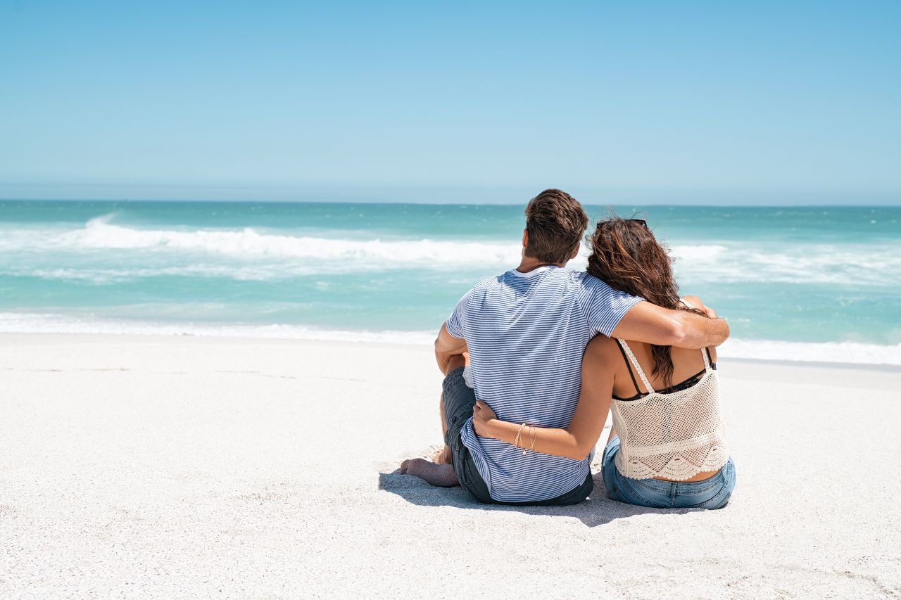 Un couple sur la plage Un couple sur la plage